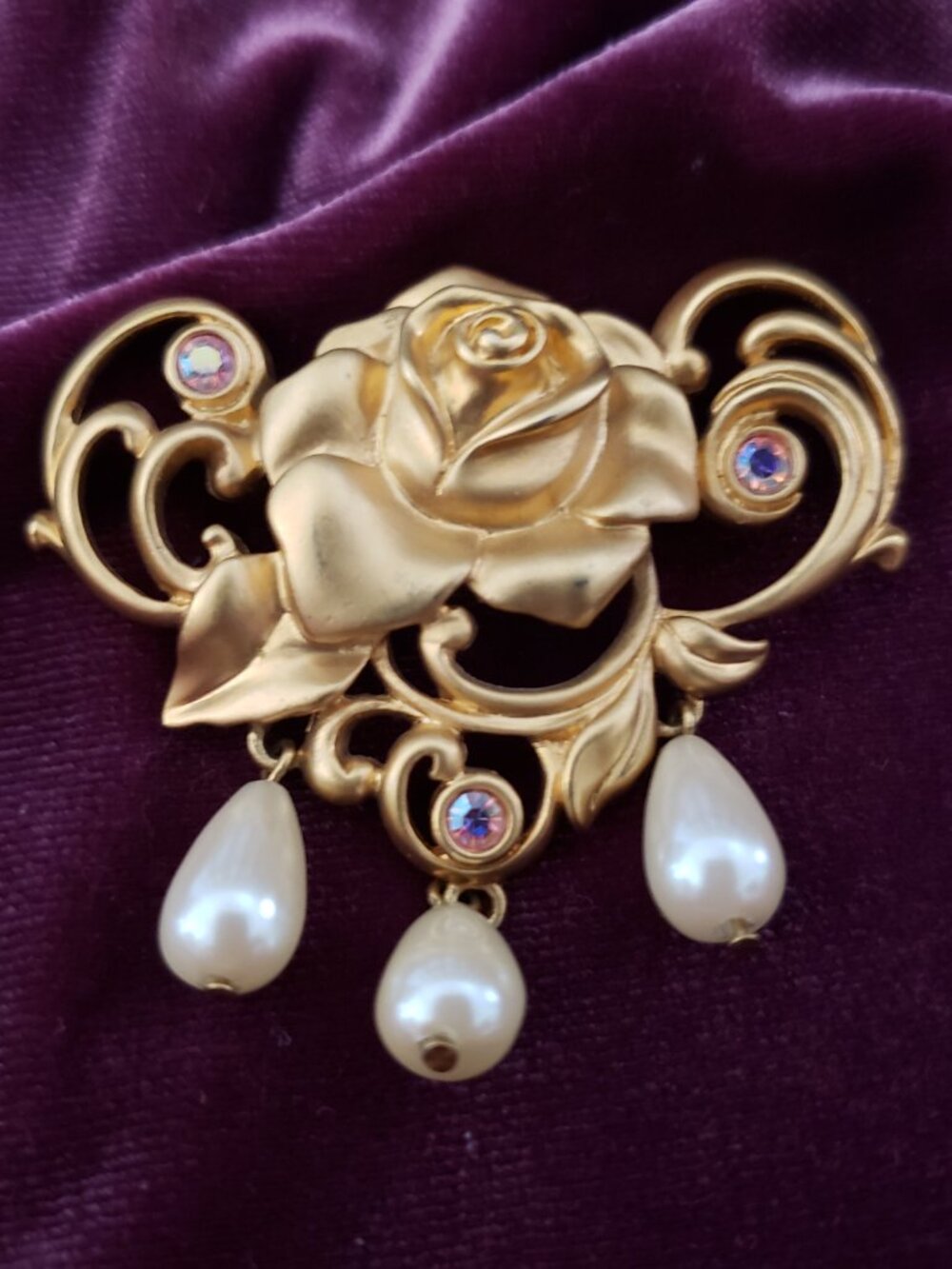Vintage Avon Victorian Rose 90s Dangling Faux Pearl AB Rhinestone Brooch Pin J62